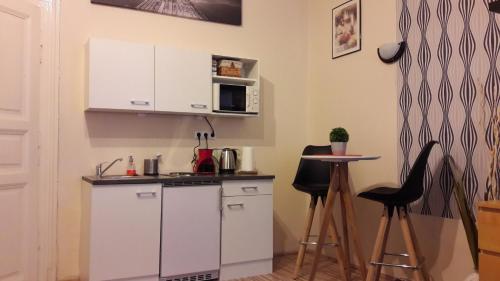 Una cocina o zona de cocina en Merci's City Apartments