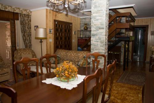 A seating area at Casa Rural el Cedro