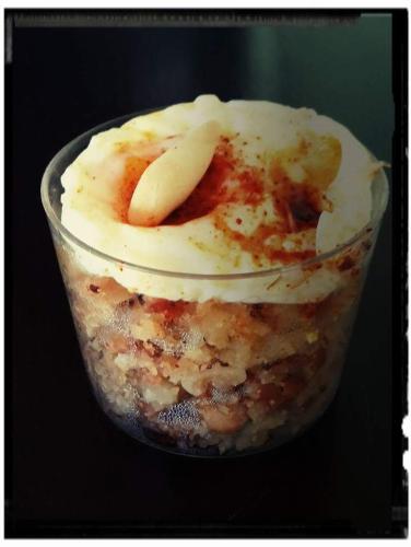 ein Dessert in einem Plastikbecher mit in der Unterkunft Hotel Restaurante Sostenible La Laguna in Brozas