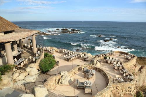 uma vista para o oceano a partir de um resort em Esperanza, Auberge Collection em Cabo San Lucas