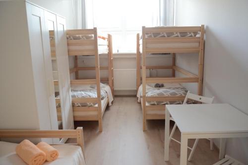 Hostel Bratislava emeletes ágyai egy szobában