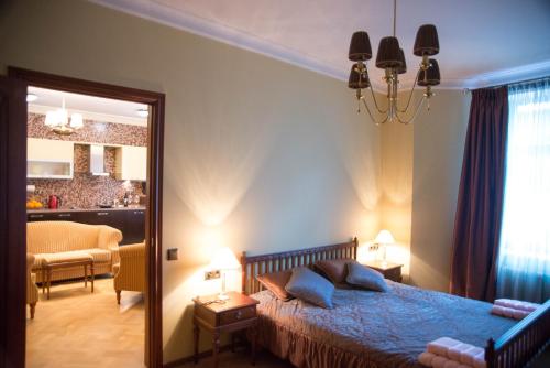 um quarto com uma cama azul e um espelho em Riga Center Old Town Apartment em Riga