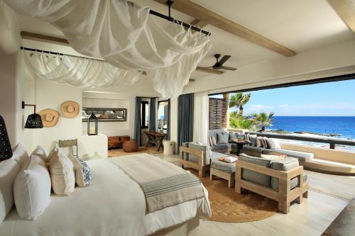 1 dormitorio con cama y vistas al océano en Esperanza, Auberge Resorts Collection en Cabo San Lucas