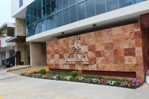 a building with a sign on the side of it at Hotel Klimt in Xalapa