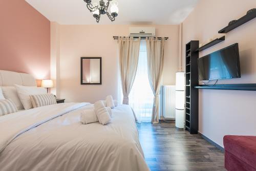 - une chambre avec 2 lits et une télévision à écran plat dans l'établissement Athens Mini Suite, à Athènes