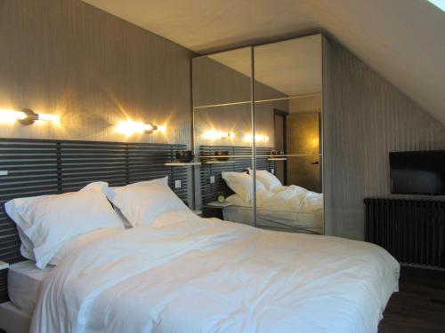コンカルノーにあるville closeのベッドルーム(大きな白いベッド1台、鏡付)