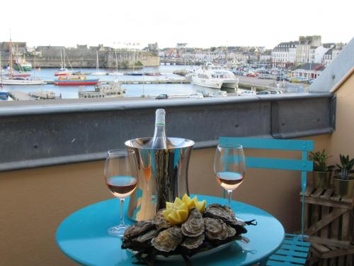 - une table avec deux verres de vin et une assiette de nourriture dans l'établissement ville close, à Concarneau