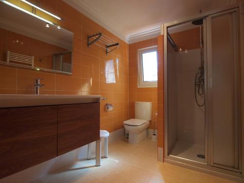 Un baño con ducha, inodoro y lavabo. en Cas Llop Ibiza Luxury Views, en Cala Tarida