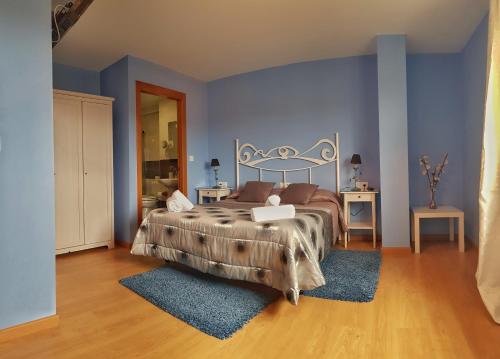 Un pat sau paturi într-o cameră la As Eiras Lires Hotel Restaurante