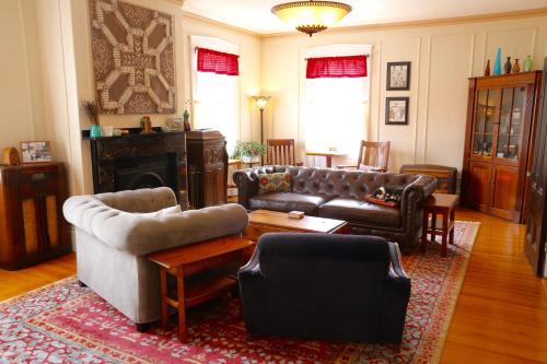 a living room with two couches and a table at Stepping Stone Inn in Salem
