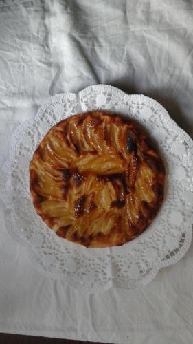 Una torta su un piatto bianco su un tavolo di Lavanda e Rosmarino a Sandigliano