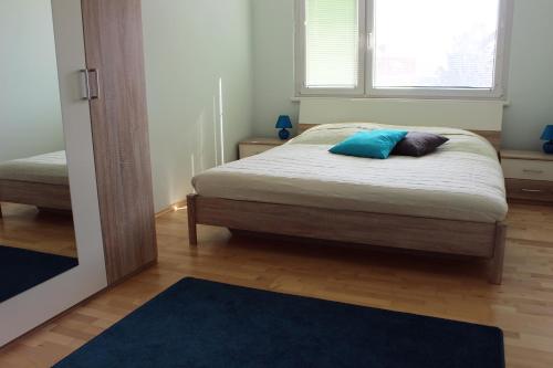 ウィーンにある2.5-room & balcony near UNO, servicedのベッドルーム1室(青い枕付きのベッド1台付)
