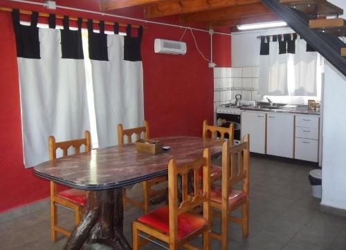 a kitchen with a table and chairs in a room at La Casona del Río in Río Colorado