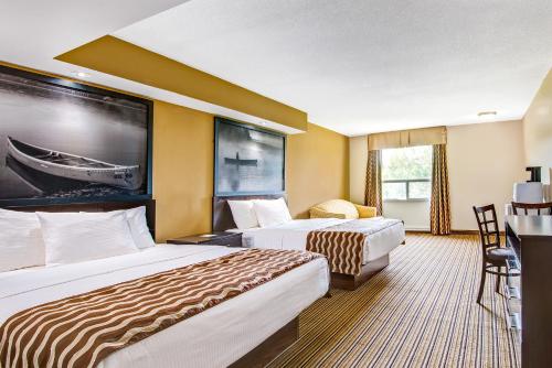 En eller flere senger på et rom på red maple inn and suites