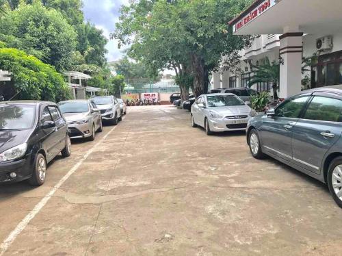 a bunch of cars parked in a parking lot at Nhà Khách T284 in Buon Ma Thuot