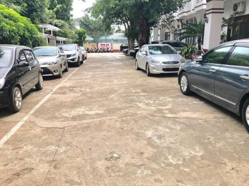 a row of parked cars parked on a street at Nhà Khách T284 in Buon Ma Thuot