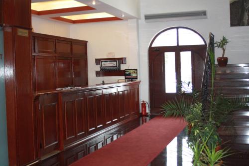 a lobby with a courtroom with a counter and a door at Lacul Racilor in Olimp