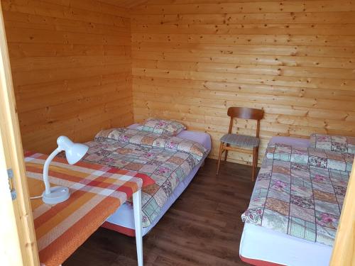 Postel nebo postele na pokoji v ubytování Soomaa Water Camp