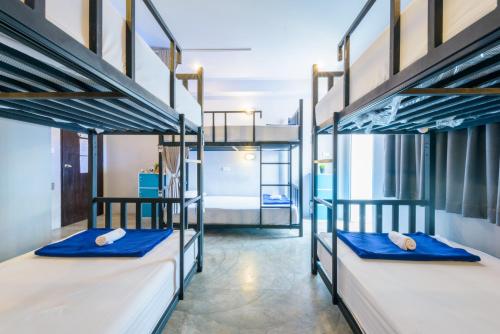 Postel nebo postele na pokoji v ubytování Hip Hostel - SHA Plus