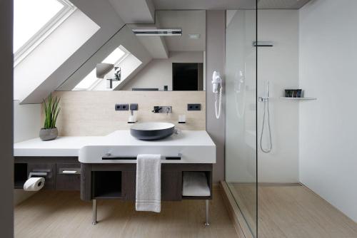 a bathroom with a sink and a shower at Hotel Stadt München in Düsseldorf