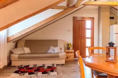 een woonkamer met een bank en een tafel bij Apartments Fairy Land in Rakovica