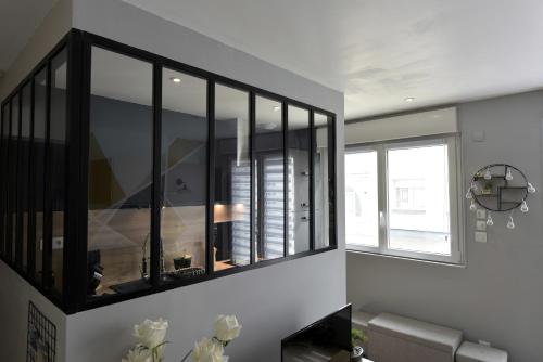 a living room with a large glass wall at Opal'évasion - RDC- Cocon pour 2 pers - 250m de la mer in Berck-sur-Mer