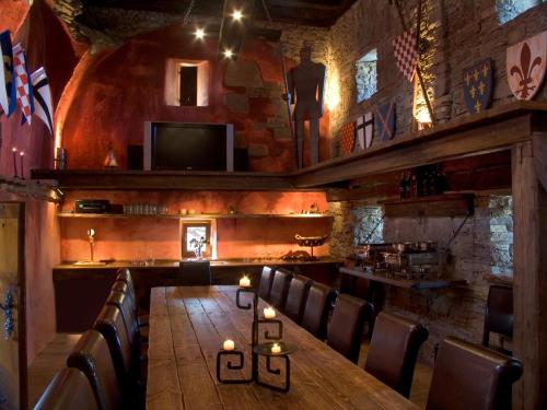 - une salle à manger avec une table et des chaises en bois dans l'établissement Pension - Restaurant Sabato, à Poprad