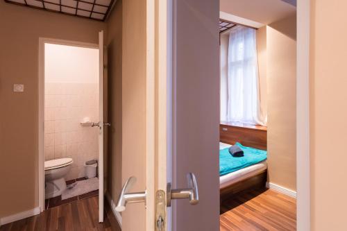 ブダペストにあるSuper Nice Super Location - 2のバスルーム(トイレ付)、窓が備わります。