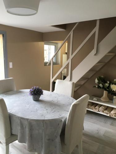 - une salle à manger avec une table et des chaises en marbre dans l'établissement Location Bonnieux Provence, à Bonnieux