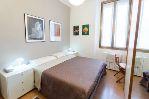 Un pat sau paturi într-o cameră la Roomy Central Apartment