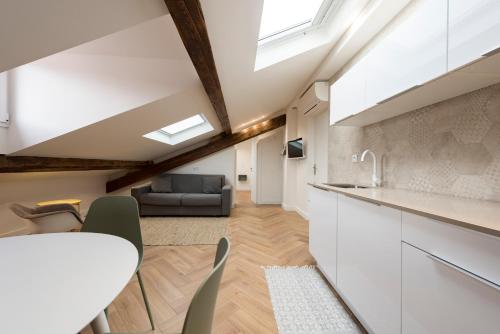Il comprend une cuisine et un salon avec une lucarne. dans l'établissement F2 très cosy (calme) coeur de ville 1min de la plage, à Saint-Raphaël