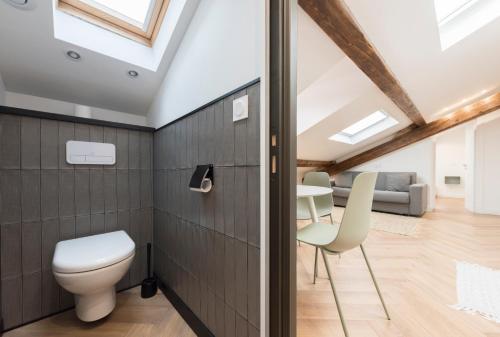 ein Badezimmer mit Toilette und einem Tisch und Stühlen in der Unterkunft F2 très cosy (calme) coeur de ville 1min de la plage in Saint-Raphaël