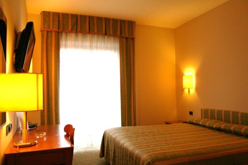Ένα ή περισσότερα κρεβάτια σε δωμάτιο στο Savant Hotel