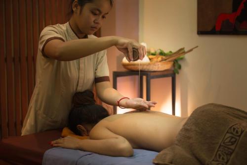Una donna sta ricevendo un massaggio da un massaggiatore. di Parklane Hotel a Siem Reap