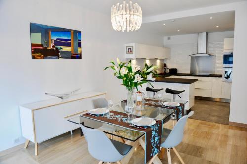 une cuisine et une salle à manger avec une table et des chaises dans l'établissement Roi Chevalier, à Antibes