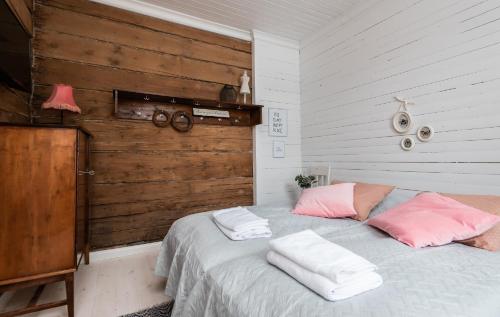 
Ein Bett oder Betten in einem Zimmer der Unterkunft Pikisaari Guesthouse
