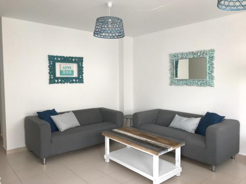 コティージョにあるLa Marinera 37のソファ2つとコーヒーテーブルのあるリビングルーム