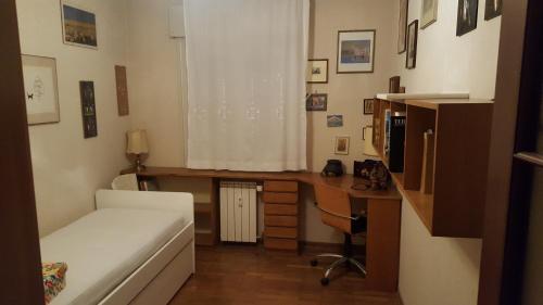Un dormitorio con un escritorio y una cama y un escritorio y un escritorio en La casa di Fulvio, en Trieste