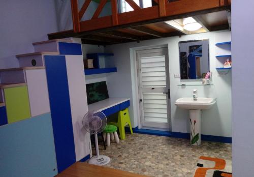 uma casa de banho lego com um lavatório e um WC em Da Peng Bay Homestay em Linbian