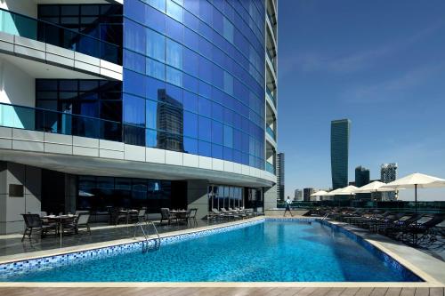 Bazén v ubytování Radisson Blu Hotel, Dubai Waterfront nebo v jeho okolí