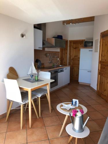a small kitchen with a table and chairs and a table at Haus Hugo in Zingst