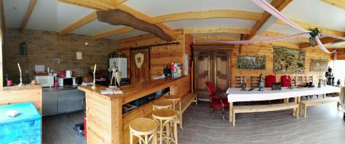 una cucina e una sala da pranzo con tavolo e sedie di Ecuries Leseigneur - Camping Insolites a Bolleville