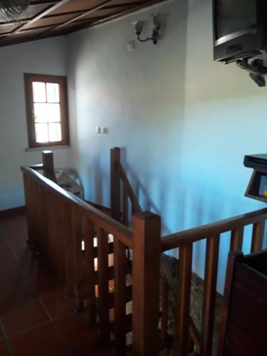 Zimmer mit Holztreppe und Fenster in der Unterkunft Casa do Rio 2 - Viver o rio e a montanha in Janeiro de Baixo