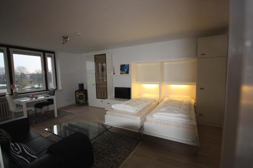 ein Schlafzimmer mit einem Bett und einem Schreibtisch in der Unterkunft Ferienwohnung Wattkieker in Husum