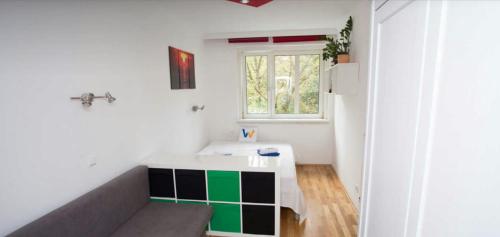 une petite salle de bains avec une table et une fenêtre dans l'établissement Cosy flat near Schönbrunn, à Vienne