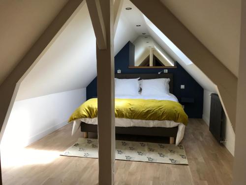 a bedroom with a bed with a blue and white wall at Appartement duplex, Tours centre in Tours