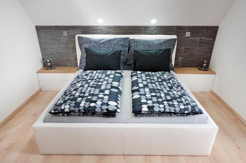 En eller flere senge i et værelse på Shambala Apartman Tihany