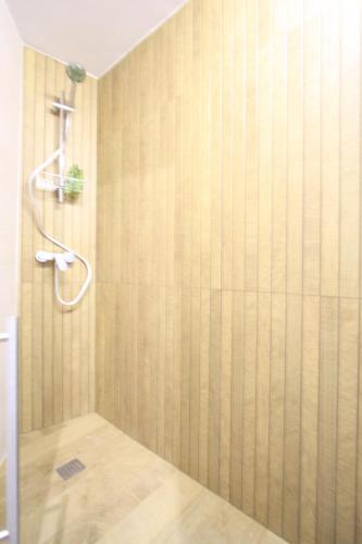 コルドバにあるApartamento San Fernando 27のバスルーム(シャワー、木製の壁付)