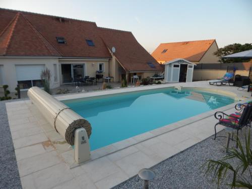 une grande piscine avec un toboggan aquatique dans l'établissement Audionnière, à Saint-Gervais en-Belin