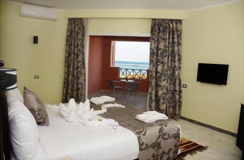 Postel nebo postele na pokoji v ubytování Casa Mare Resort - ex, Royal Tulip Beach Resort